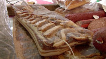 Legume, fructe, specialităţi din carne şi brânză, la Pavilionul Expoziţional